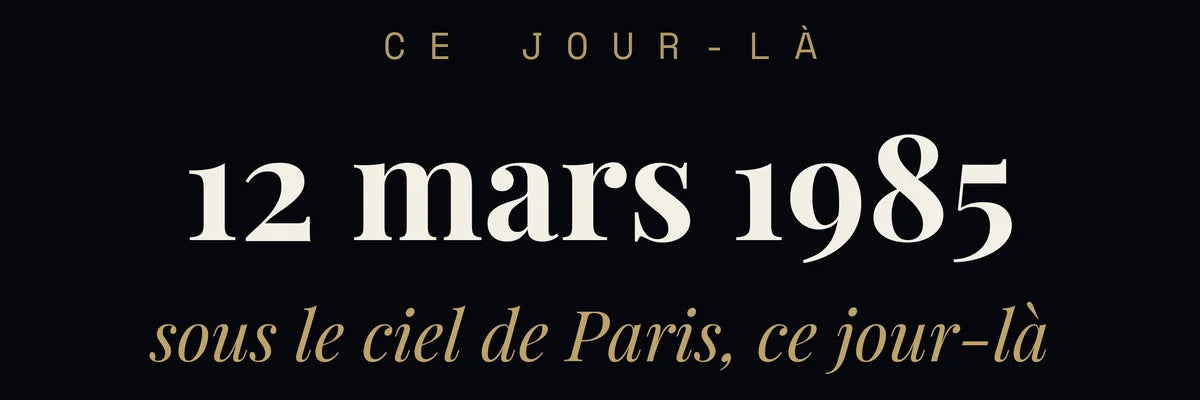 Gros plan de l'affiche : la date « 12 mars 1985 » en grandes lettres, la phrase personnalisée en dessous